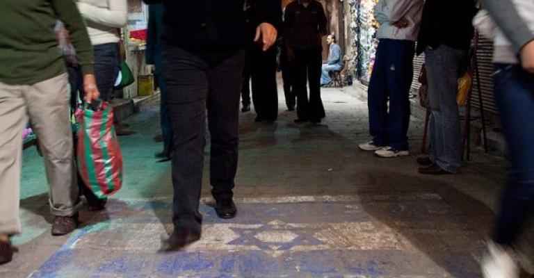 الأمن يستدعي ستينيّ لرسمه علم "إسرائيل" على باب محله