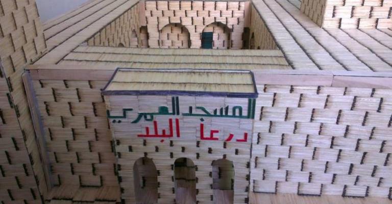 أبا زيد.. لاجىء مقعد يجسد المعالم السورية بأعواد ثقاب