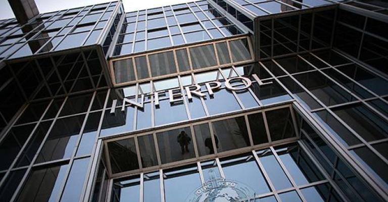 انتربول عمّان يسلم مطلوبين لدول عربيّة