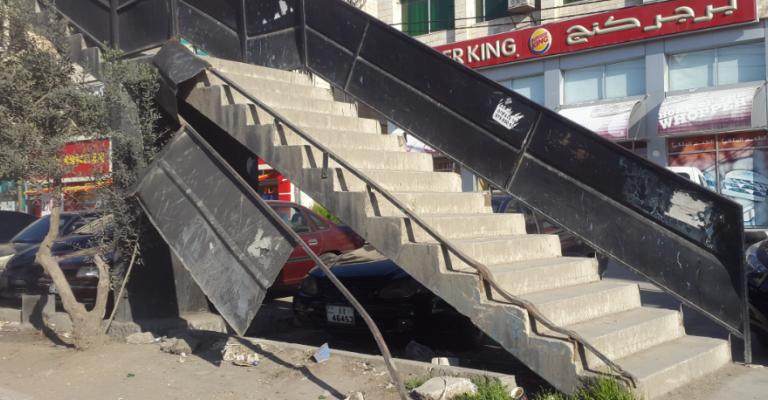 اختفاء قسم من حماية ادراج جسر مشاة السيفوي، والبلدية غائبة