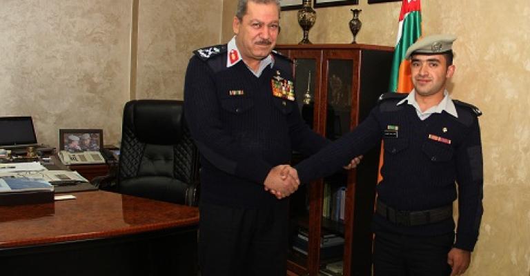 شرطي مرور ينقذ 8 في إربد من حريق شرطي مرور ينقذ 8 في إربد من حريق