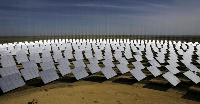 السوريون يترقبون مشاريع الطاقة المتجددة في مخيمات اللجوء السوريون يترقبون مشاريع الطاقة المتجددة في مخيمات اللجوء