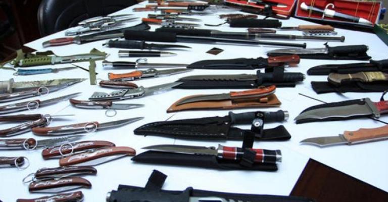 مصادرة أسلحة بيضاء على بسطات مخالفة