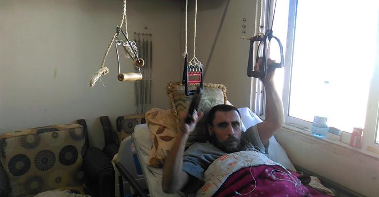 أبو أحمد.. إصرار على الحياة بجسد متهالك