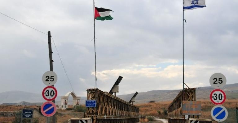 إسرائيل تضع الأجزاء الأولى من "الجدار الأمني" على الحدود الأردنية