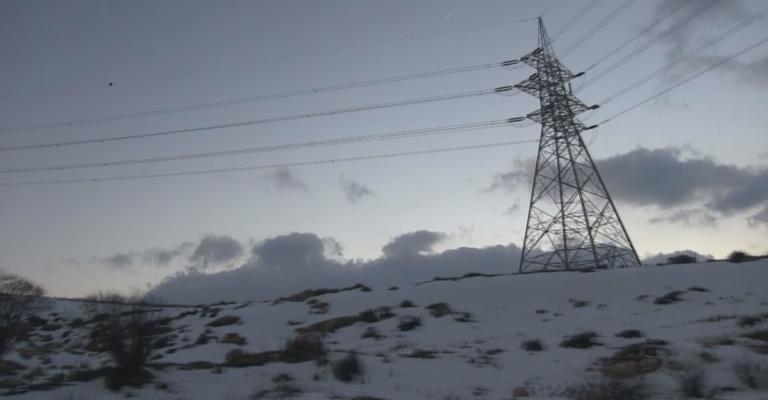 الثلوج تصل مناطق الـ 700 متر