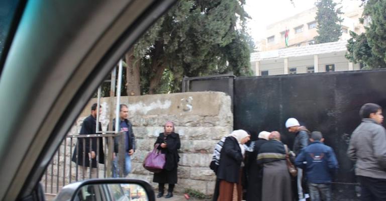 أمهات يأكلهن القلق والترقب على ابواب قاعات التوجيهي بالزرقاء