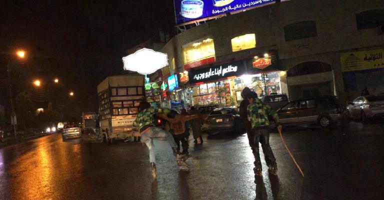 اطفال "السكيت" يحولون شوارع الزرقاء الى صالات مفتوحة للتزلج