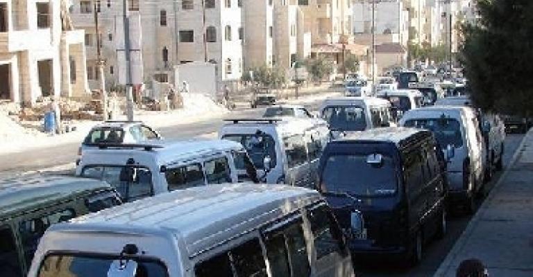 "النقل" تدرس تنظيم عمل باصات "الكيا"