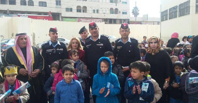 نشاطات توعوية مرورية لقسم سير الزرقاء بمدرسة زينب الاساسية