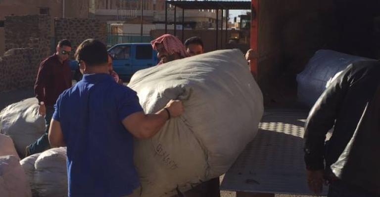 السفارة الأمريكية توزع ملابس في الرويشد السفارة الأمريكية توزع ملابس في الرويشد