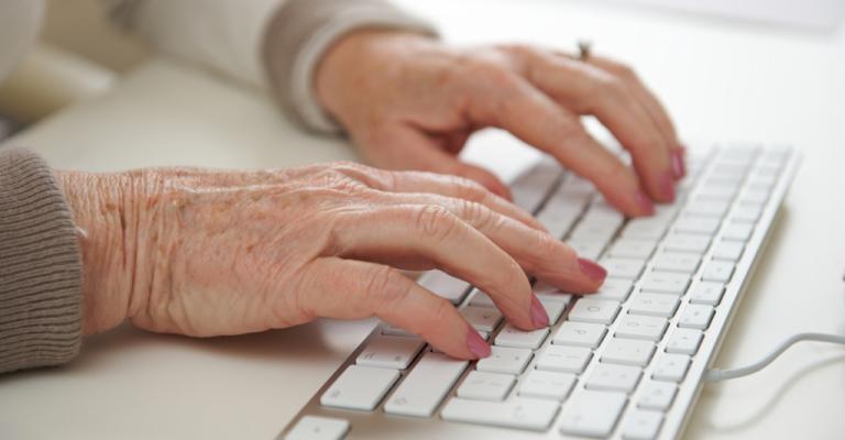 جيل الزرقاء القديم يلتحق بركب التكنولوجيا الرقمية جيل الزرقاء القديم يلتحق بركب التكنولوجيا الرقمية