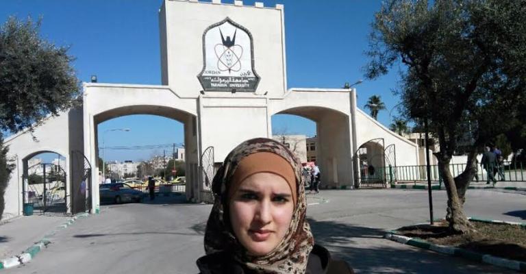 طالبة سورية تحقق التفوق الدراسي رغم أعباء اللجوء طالبة سورية تحقق التفوق الدراسي رغم أعباء اللجوء