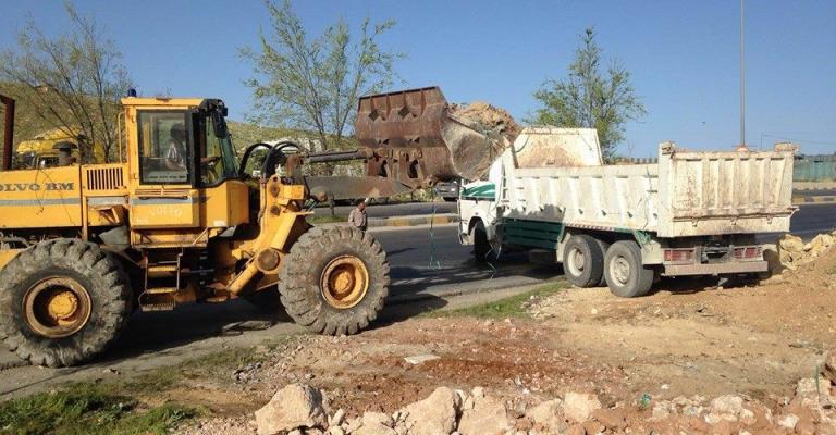 الأمانة ترفع نحو 6 آلاف من الأنقاض الأمانة ترفع نحو 6 آلاف من الأنقاض