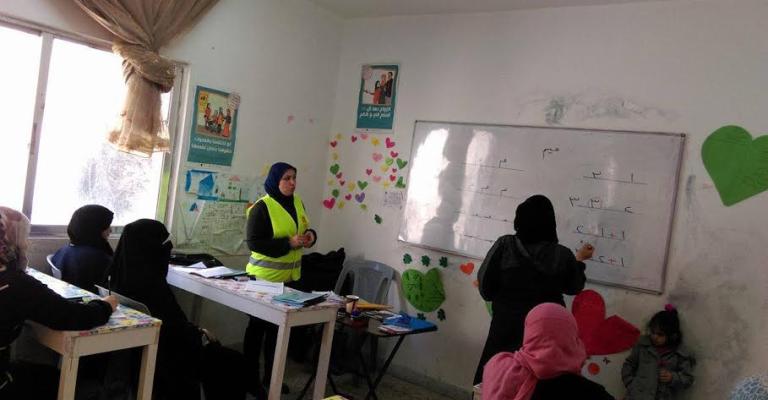 الأمية.. همّ يؤرق السوريات في بلدان اللجوء