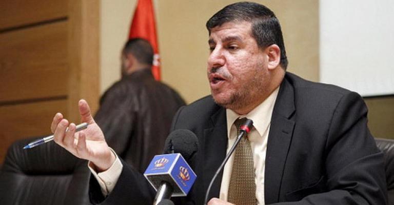 السعود يدعو لإغلاق البارات