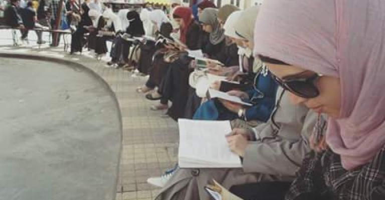 "الهاشمية" تنظم اطول سلسلة بشرية للقراءة على مستوى الجامعات الاردنية "الهاشمية" تنظم اطول سلسلة بشرية للقراءة على مستوى الجامعات الاردنية
