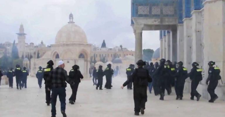 مستوطنون ورجال مخابرات يقتحمون الأقصى مستوطنون ورجال مخابرات يقتحمون الأقصى