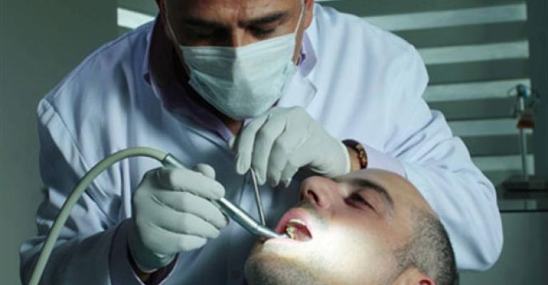 اتفاق يسمح للغزيين بمزاولة طب الأسنان اتفاق يسمح للغزيين بمزاولة طب الأسنان