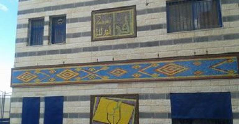 مشروع شبابي بالزرقاء لتحويل مخلفات الزجاج الى لوحات ابداعية