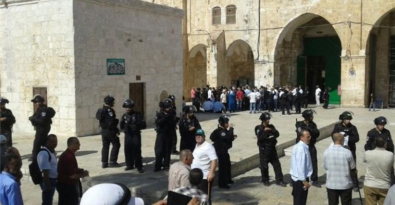 أعضاء بمنظمات يهودية يقتحمون الأقصى أعضاء بمنظمات يهودية يقتحمون الأقصى