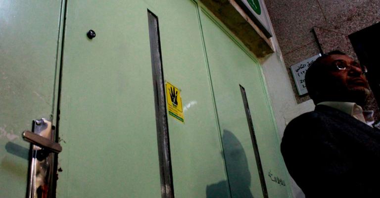 "الإخوان" والحكومة و"الشمع الأحمر"