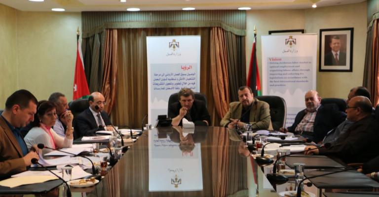 اللجنة الثلاثية لشؤون العمل تناقش الحد الأدنى للأجور