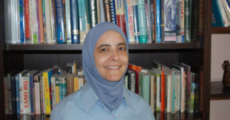 رنا الدجاني.. العالمة الاردنية التي تعتمر "خمس قبعات" "انا أم قبل ان اكون احدى ابرز 20 عالمة مسلمة واقوى مئة امراة عربية"