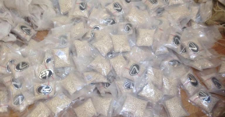 إحباط تهريب 157 ألف حبة مخدر ومقتل أحد المهربين