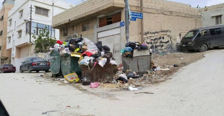 مواطنون يؤكدون تراكم النفايات في "جبل فيصل" والبلدية تنفي