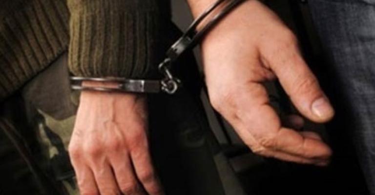 القبض على مشتبه بسرقتهم 130 ألف من منزل