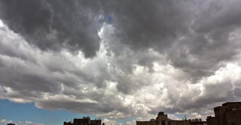كتلة هوائية لطيفة وأمطار محتملة مساء