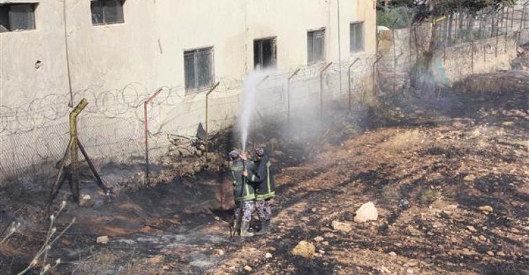 حريق أعشاب جافة في المصدار