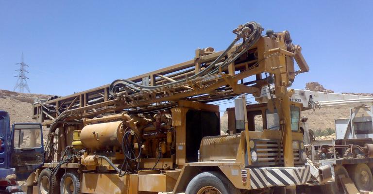 ضبط حفارة مخالفة بصبغة رسمية وردم آبار في اربد