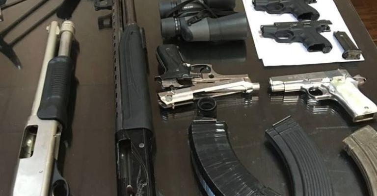 إصابة مطلوب والقبض على 13 بمداهمة في عين الباشا