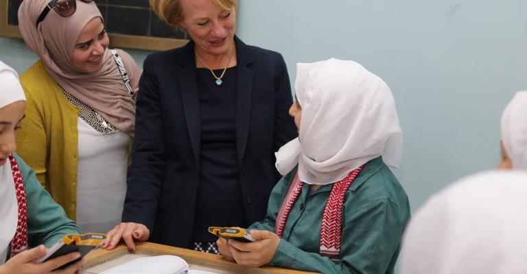 ويلز تزور مدرسة للبنات في عمّان ويلز تزور مدرسة للبنات في عمّان