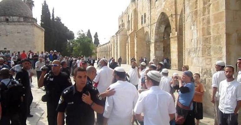 مستوطنون يقتحمون باحات لأقصى