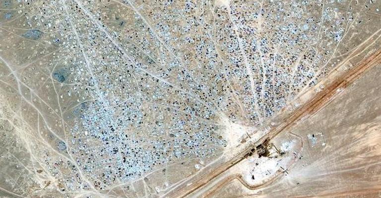 عمال إغاثة: محنة اللاجئين السوريين العالقين تتفاقم مع منع الأردن دخول مساعدات عمال إغاثة: محنة اللاجئين السوريين العالقين تتفاقم مع منع الأردن دخول مساعدات