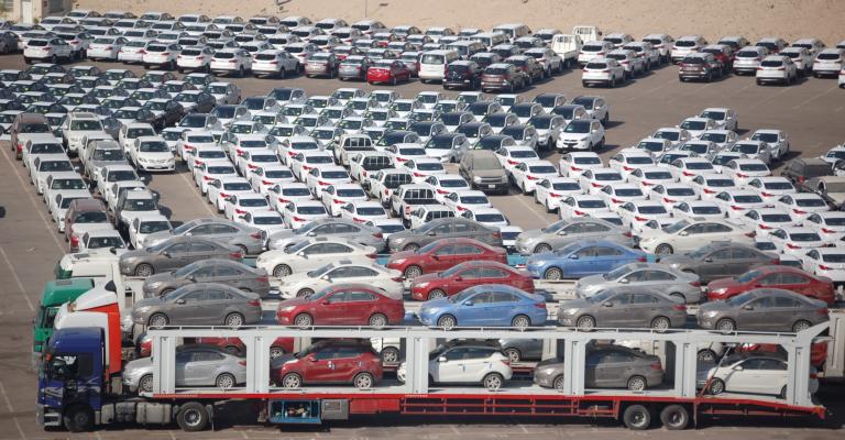 مطالبات بالتراجع عن رفع رسوم نقل ملكية السيارات وجمركها