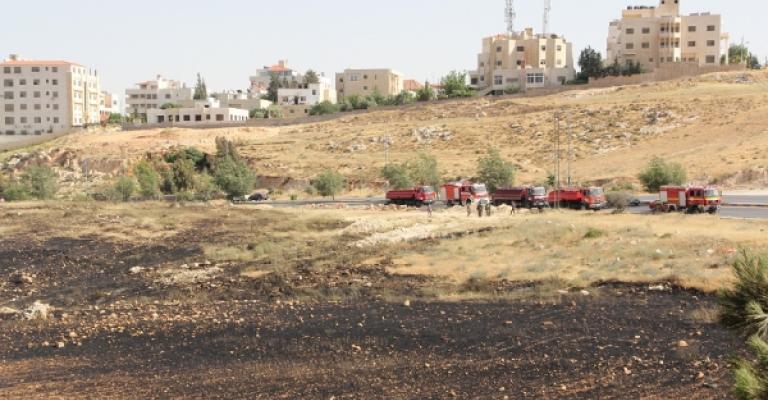 حريق أعشاب جافة في الزرقاء