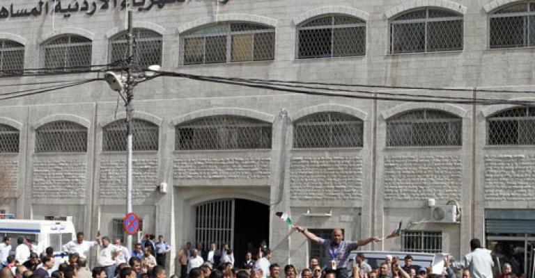 العاملون بالكهرباء يلوحون بالتصعيد