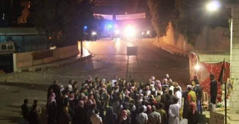 مسؤولون يبحثون في ذيبان مشاريع تديرها جمعيات.. و"المتعطلون" ماضون في التصعيد