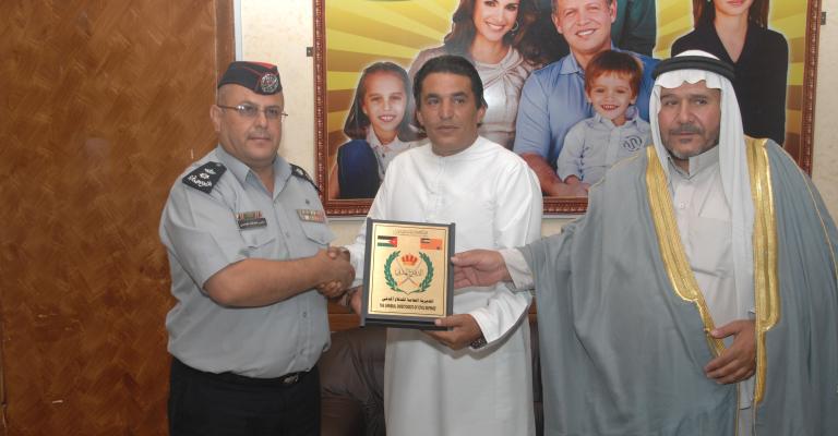 تكريم مواطن ساند الدفاع المدني في إخماد حريق