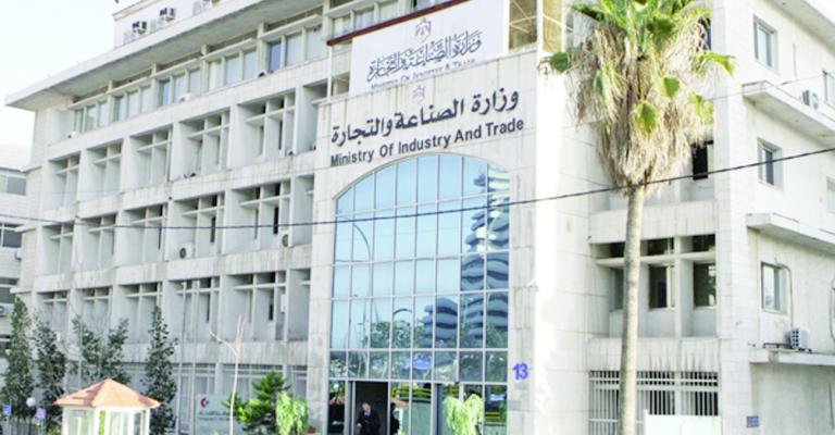 "الألبسة والأقمشة والأحذية" تبدأ أول اعتصاماتها ضد إلغاء الإعفاءات الضريبية والجمركية