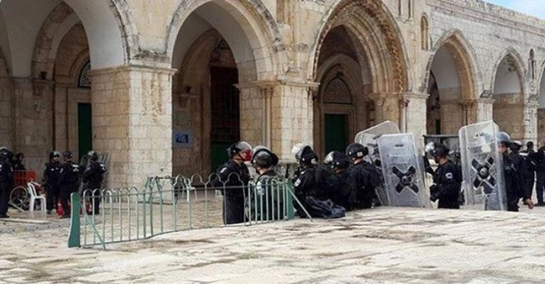 موظفون من "الآثار الإسرائيلية" داخل الأقصى بحماية شرطة الاحتلال موظفون من "الآثار الإسرائيلية" داخل الأقصى بحماية شرطة الاحتلال