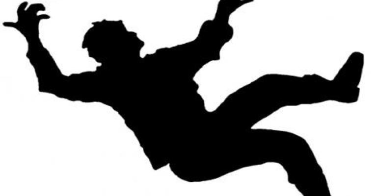 إصابة شخص إثر سقوطه من الطابق الثالث إصابة شخص إثر سقوطه من الطابق الثالث