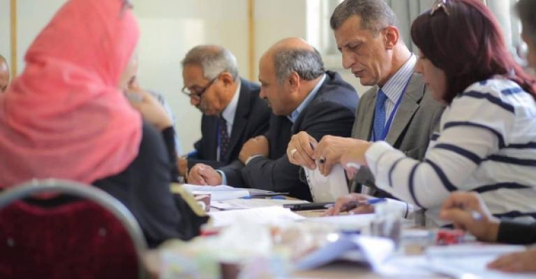 "عين على النساء" : سيدة راغبة بالترشح أمام مركز تسجيل البلقاء تبحث عن قائمة