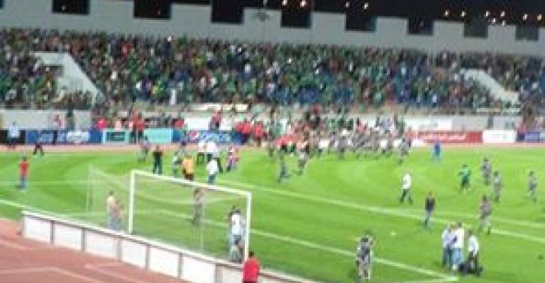 شغب في مباراة الوحدات والرمثا والاتحاد يحقق (فيديو)
