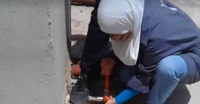 اردنيات وسوريات يتحدين المجتمع ويعملن في السباكة اردنيات وسوريات يتحدين المجتمع ويعملن في السباكة