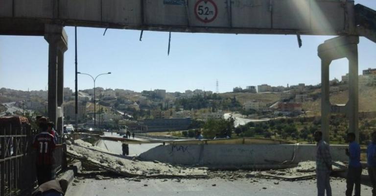 تصادم آلية بجسر مشاة على شارع الملك عبد الله الثاني تصادم آلية بجسر مشاة على شارع الملك عبد الله الثاني